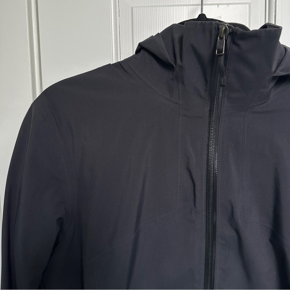 Arc’teryx Shell Rain Jacket - Picture 3 of 9